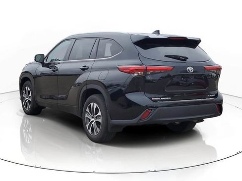 Used 2022 Toyota Highlander XLE image 4