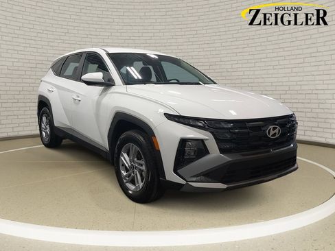 Used 2025 Hyundai Tucson SE AWD/4WD image 3