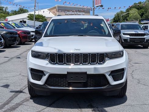 Used 2023 Jeep Grand Cherokee Laredo AWD/4WD image 3
