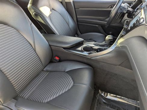 Used 2020 Toyota Camry image 8