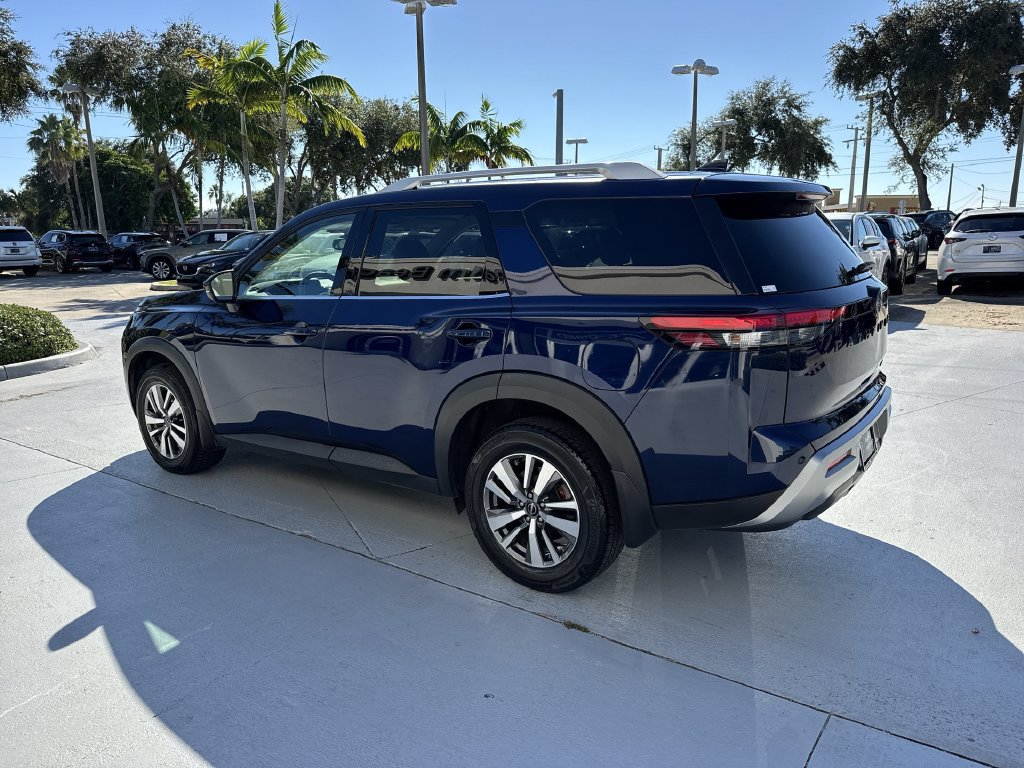 Used 2022 Nissan Pathfinder SL w/ SL Black Package AWD/4WD image 12