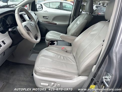 Used 2013 Toyota Sienna XLE image 24