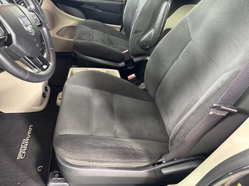 Used 2016 Dodge Grand Caravan SE image 12