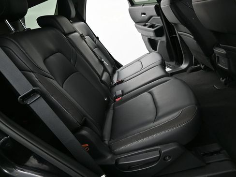 Used 2025 Nissan Pathfinder SL AWD/4WD image 9