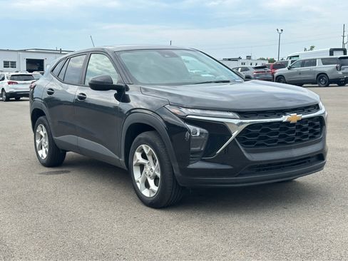 Used 2024 Chevrolet Trax LS w/ LS Convenience Package FWD image 3