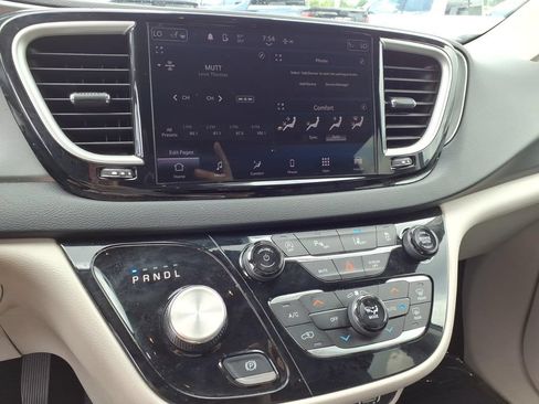 Used 2023 Chrysler Pacifica Touring-L FWD image 9