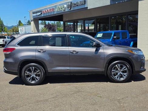 Used 2019 Toyota Highlander LE image 6