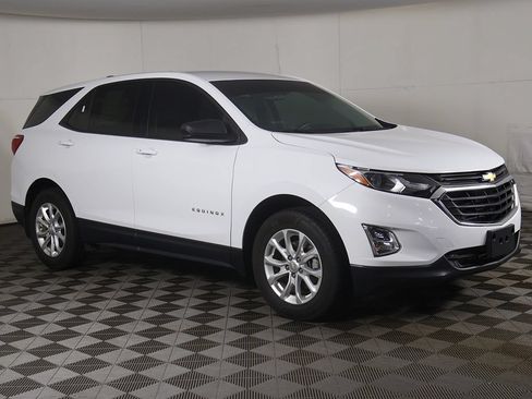 Used 2019 Chevrolet Equinox LS AWD/4WD image 2