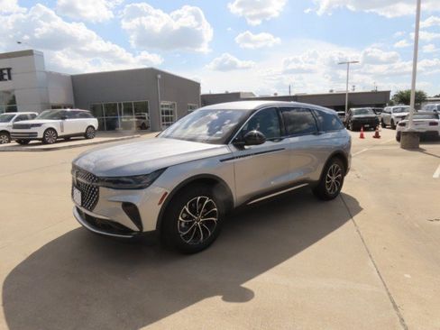 Certified 2025 Lincoln Nautilus Premier AWD/4WD image 2