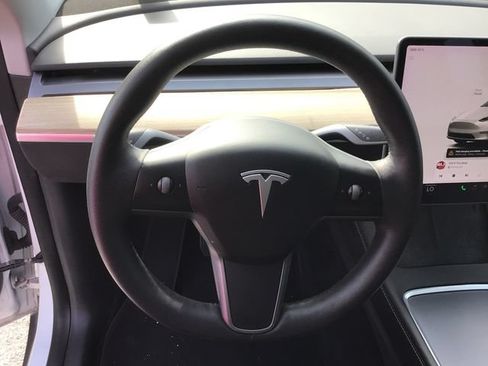 Used 2022 Tesla Model Y Long Range AWD/4WD image 24