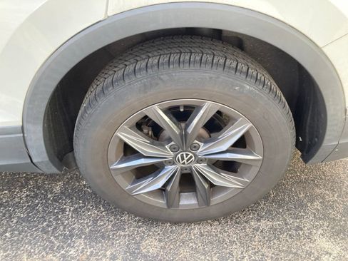 Used 2023 Volkswagen Tiguan SE w/ Panoramic Sunroof Package FWD image 7