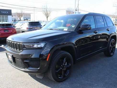 Used 2023 Jeep Grand Cherokee Altitude image 2