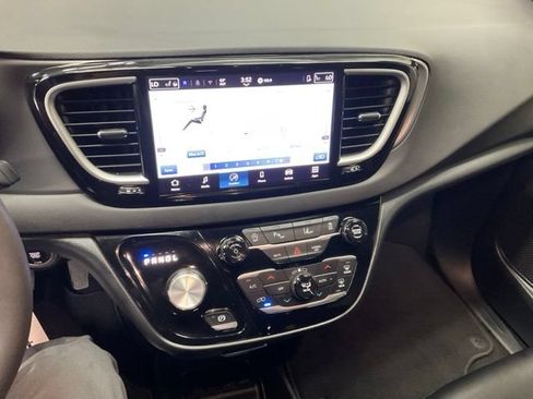 Used 2025 Chrysler Pacifica Select FWD image 14