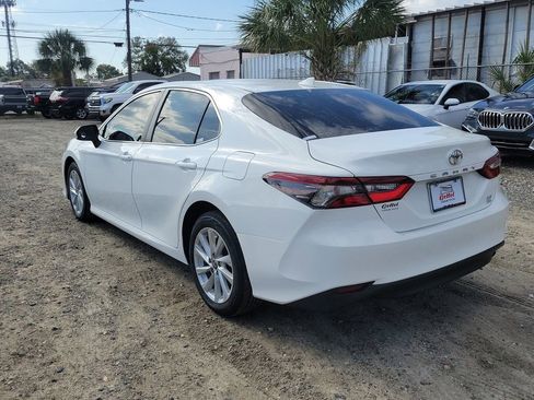 Used 2021 Toyota Camry LE image 4