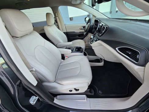 Used 2021 Chrysler Pacifica Touring-L w/ Premium & Safety Sphere Group image 24