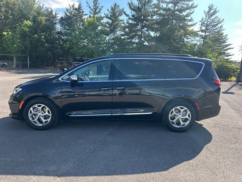 Used 2023 Chrysler Pacifica Limited w/ Uconnect Theater Family Group FWD image 6