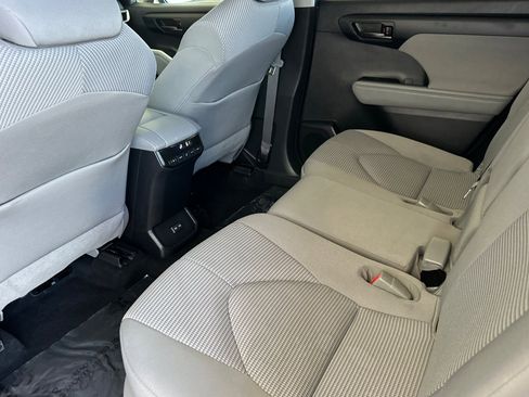 Used 2022 Toyota Highlander LE AWD/4WD image 11