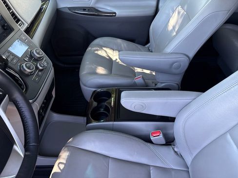 Used 2017 Toyota Sienna XLE Premium FWD image 31