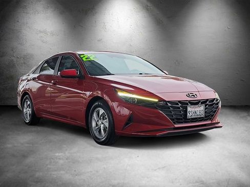 Used 2022 Hyundai Elantra SE FWD image 2