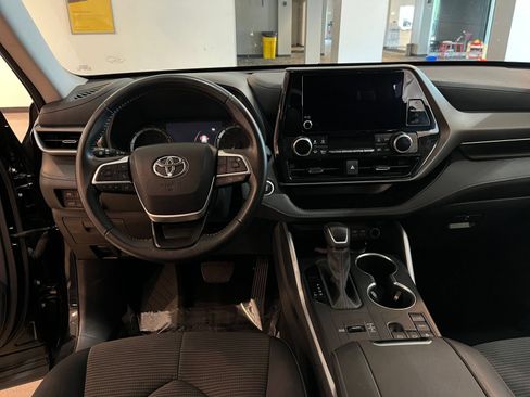 Used 2025 Toyota Highlander LE FWD image 36