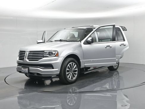 Used 2017 Lincoln Navigator Select RWD image 14