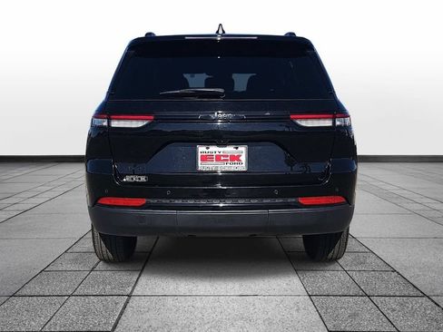 Used 2025 Jeep Grand Cherokee Altitude AWD/4WD image 6