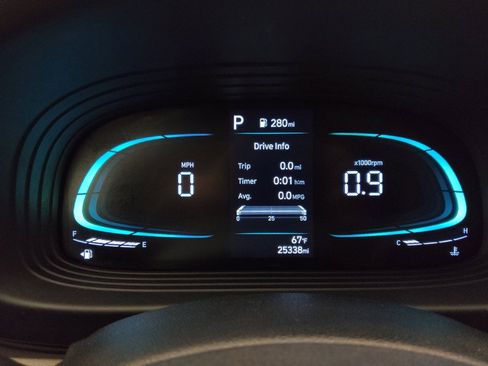 Used 2025 Hyundai Venue SEL image 23