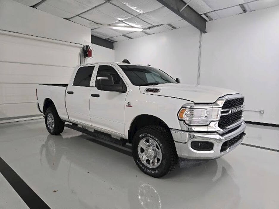 Used 2024 RAM 2500 Tradesman w/ Chrome Appearance Group AWD/4WD image 3