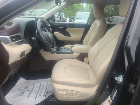 Used 2021 Toyota Highlander XLE AWD/4WD image 17
