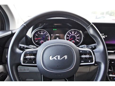 Used 2022 Kia Carnival EX FWD image 16