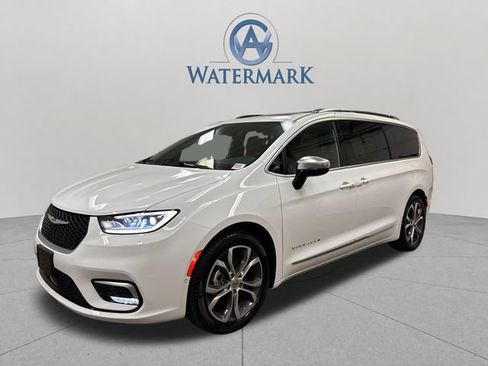 Used 2025 Chrysler Pacifica Pinnacle w/ Trailer Tow Group FWD image 1