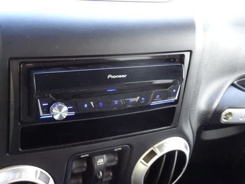 Used 2015 Jeep Wrangler Unlimited Sahara AWD/4WD image 18