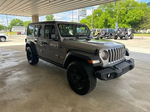 Used 2018 Jeep Wrangler Unlimited Sport AWD/4WD image 3
