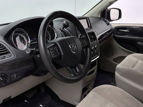 Used 2019 Dodge Grand Caravan SE w/ UConnect Hands-Free Group image 8