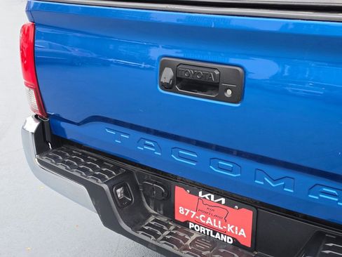 Used 2018 Toyota Tacoma TRD Off-Road image 16