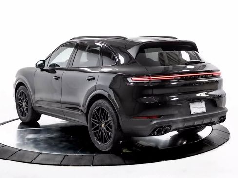 Certified 2025 Porsche Cayenne image 3