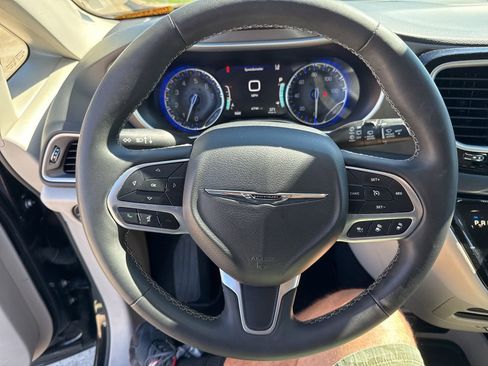 Used 2023 Chrysler Pacifica Touring-L image 21