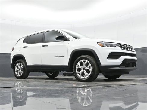 Used 2025 Jeep Compass Sport image 40