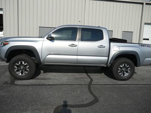 Used 2018 Toyota Tacoma TRD Off-Road RWD image 9