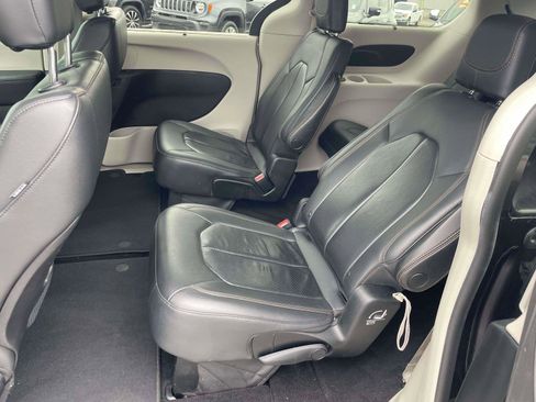 Used 2018 Chrysler Pacifica Touring-L FWD image 6