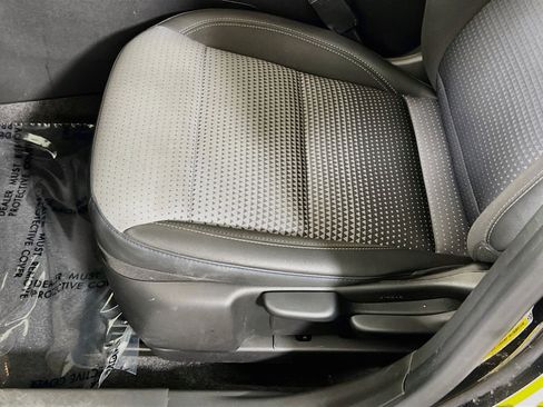 Used 2024 Chevrolet Trax LT w/ Sunroof Package FWD image 18