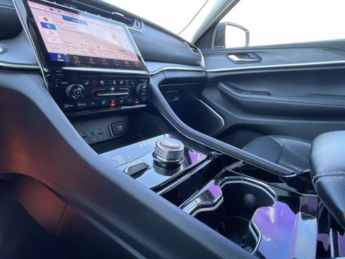 Used 2021 Jeep Grand Cherokee L Limited w/ Luxury Tech Group II image 32