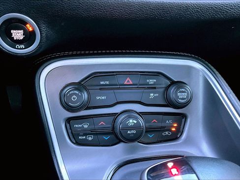 Used 2022 Dodge Challenger SXT image 15