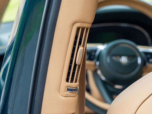 Used 2021 Bentley Bentayga AWD/4WD image 67