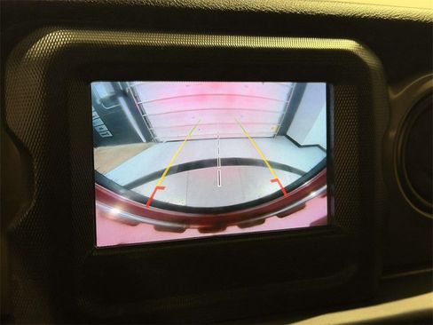 Used 2018 Jeep Wrangler Sport S image 25