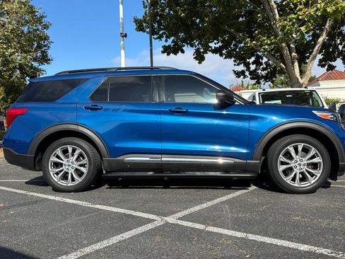 Certified 2021 Ford Explorer XLT RWD image 3