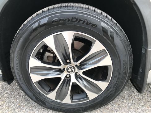 Used 2022 Toyota Highlander XLE AWD/4WD image 14