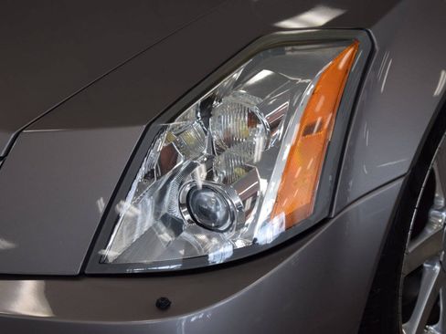 Used 2005 Cadillac XLR RWD image 16