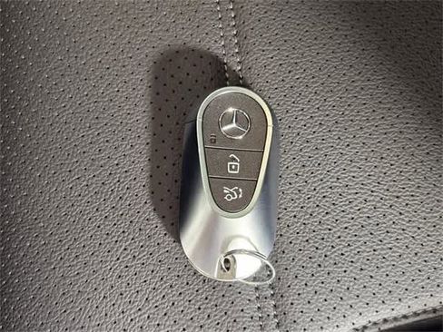 Used 2025 Mercedes-Benz GLC 300 4MATIC image 90