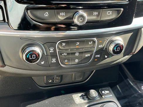 Used 2022 Chevrolet Traverse RS FWD image 23